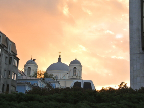 Igreja com cúpulas ao pôr do sol