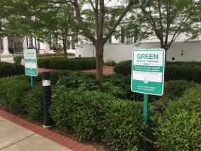 Área verde urbana com placas informativas