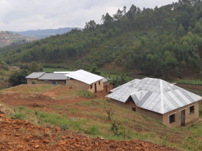 Casas em área rural cercada por morros