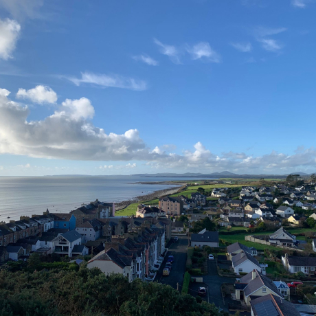 Vista de cidade de Criccieth, País de Gales, com mar ao fundo