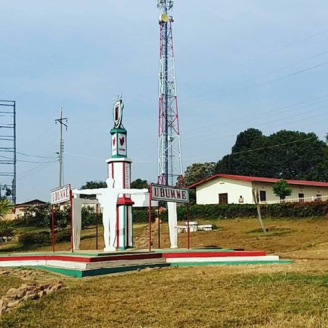 Vista de Muramvya, Burundi, com monumento urbano